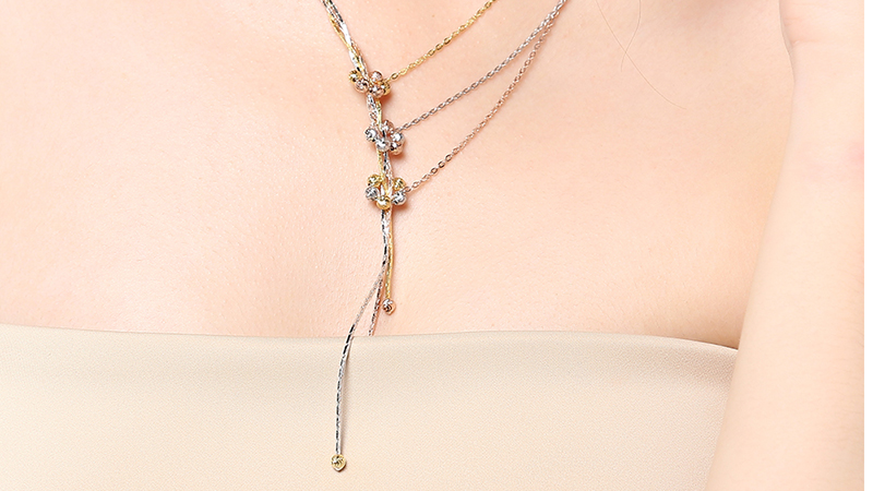 D&acirc;y chuyền c&oacute; h&igrave;nh hoa m&oacute;c nối thu h&uacute;t mọi &aacute;nh nh&igrave;n cho c&aacute;c c&ocirc; n&agrave;ng khi đeo n&oacute;